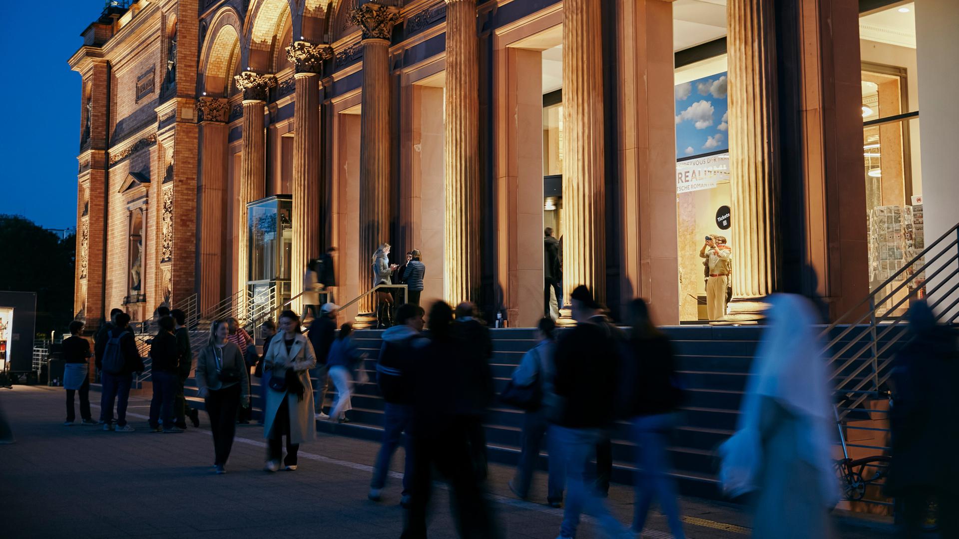 Besucherinnen und Besucher vor der Hamburger Kunsthalle bei der Nacht der Museen | Museumsdienst Hamburg/Luisa Hanika