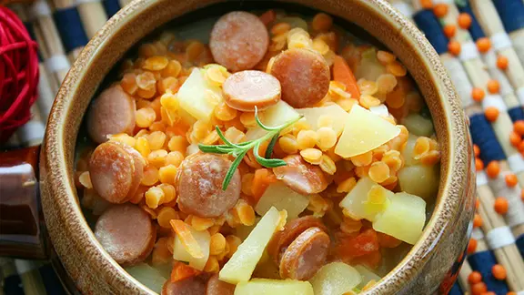 Pikanter Hähncheneintopf mit Kartoffeln und Gemüse | ndr.de