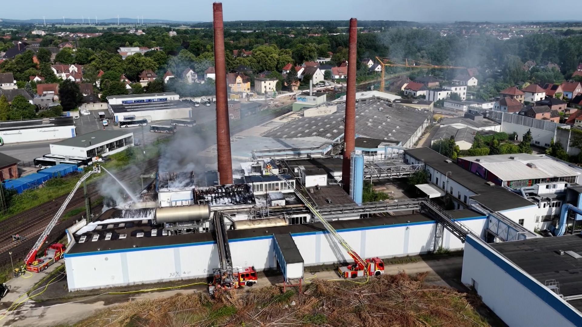 Einsatzkräfte der Feuerwehr löschen eine brennende Lagerhalle. | HannoverReporter