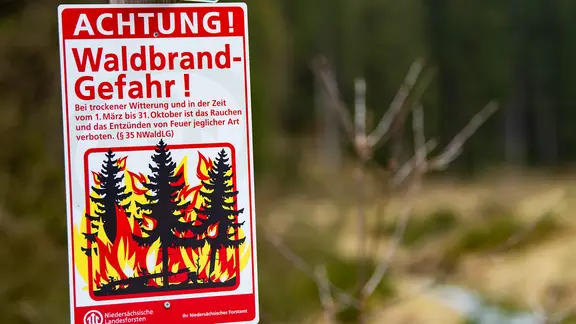 Ein Warnschild, das auf erhöhte Waldbrandgefahr aufmerksam macht