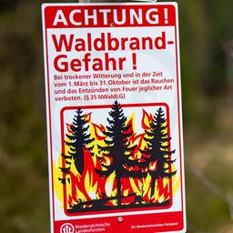 Ein Warnschild, das auf erhöhte Waldbrandgefahr aufmerksam macht