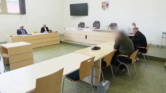 Szene aus einem Gerichtssaal.