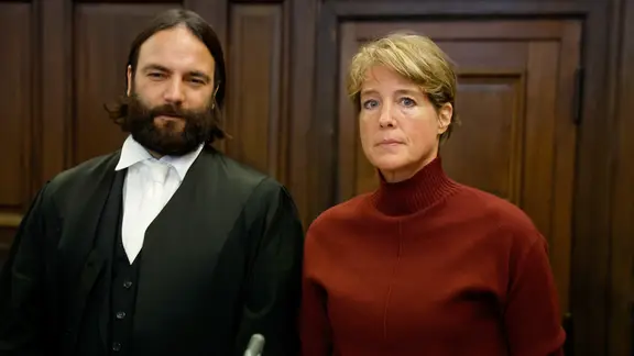 Christina Block steht neben ihrem Anwalt Ingo Bott im Hamburger Gericht.