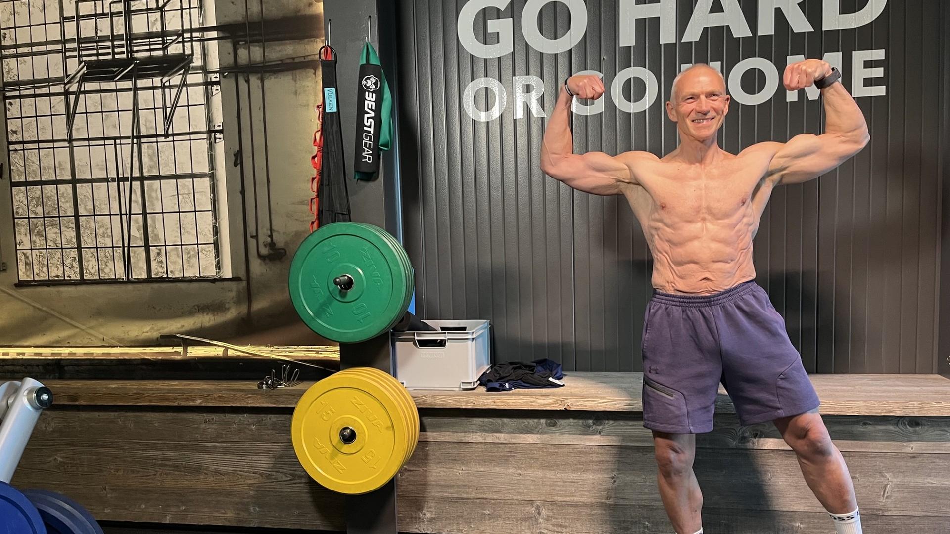 Dieter Mowitz posiert im Fitnessstudio, in dem er trainiert. | NDR, Anna Koerber