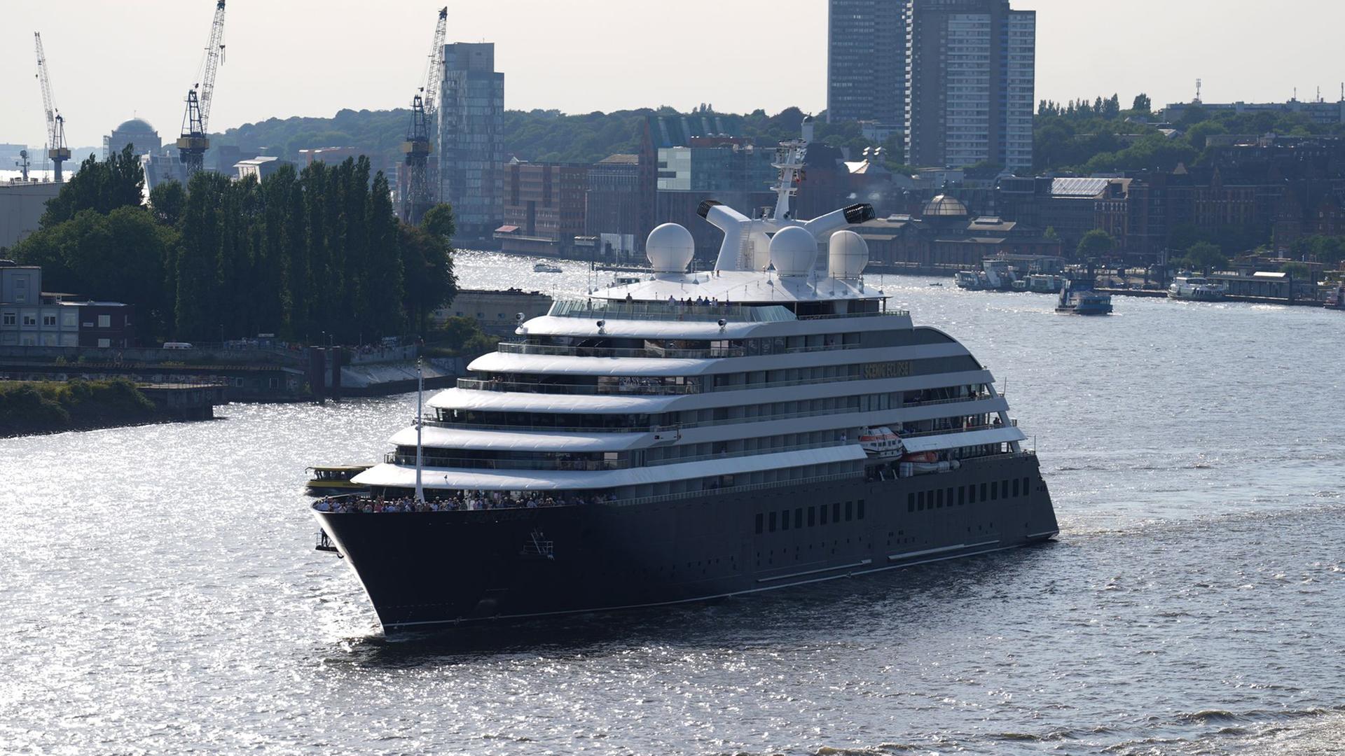 Luxusexpeditionsschiff „Scenic Eclipse II“ in Hamburg eingelaufen