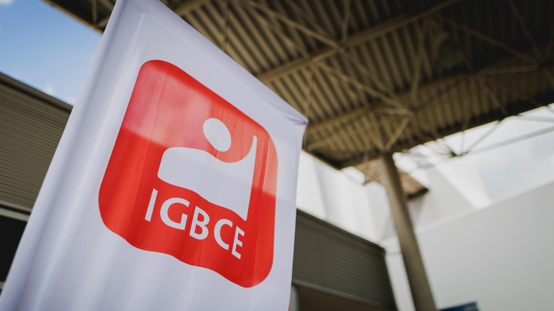 Fahne mit Logo der Gewerkschaft IGBCE | picture alliance / photothek.de | Florian Gaertner