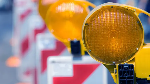 Warnleuchten auf einer Straße.