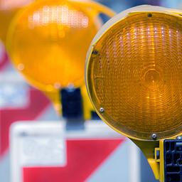 Warnleuchten auf einer Straße.