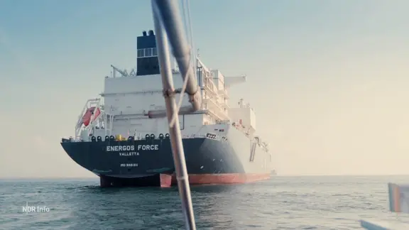 Das LNG-Schiff "Energos Forcevon" von hinten.