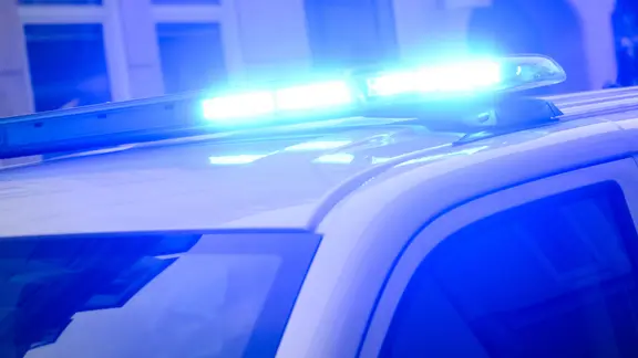 Ein Blaulicht leuchtet auf einem Einsatzfahrzeug der Polizei.