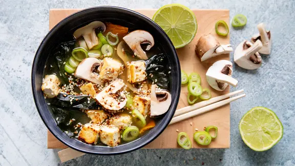 Eine Schale Misosuppe mit Pilzen, Tofu und Algen | NDR, Claudia Timmann Eine Schale Misosuppe mit Pilzen, Tofu und Algen