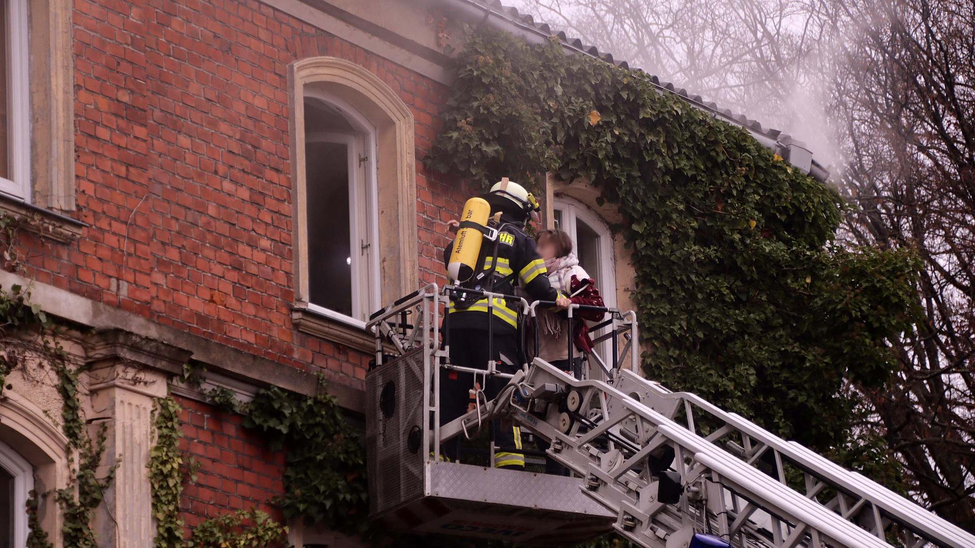 Brand in Ludwigslust: Mehrere Personen aus Mehrfamilienhaus gerettet