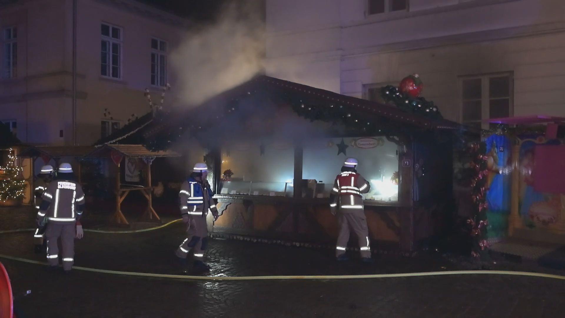 Feuerwehrleute löschen eine brennende Hütte auf einem Weihnachtsmarkt  | Nonstop News