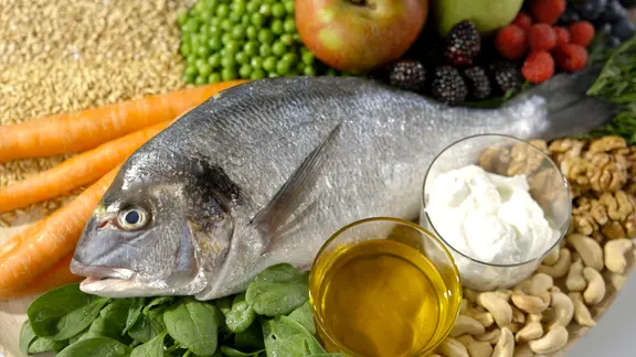 Teller mit Atlantikfisch, Joghurt, Quark, Nüssen, Rapsöl, Hafer, Spinat, Erbsen, Möhren, Äpfeln, Birne, Himbeeren, Brombeeren. | NDR, Moritz Schwarz/Oliver Zydek Teller mit Atlantikfisch, Joghurt, Quark, Nüssen, Rapsöl, Hafer, Spinat, Erbsen, Möhren, Äpfeln, Birne, Himbeeren, Brombeeren.