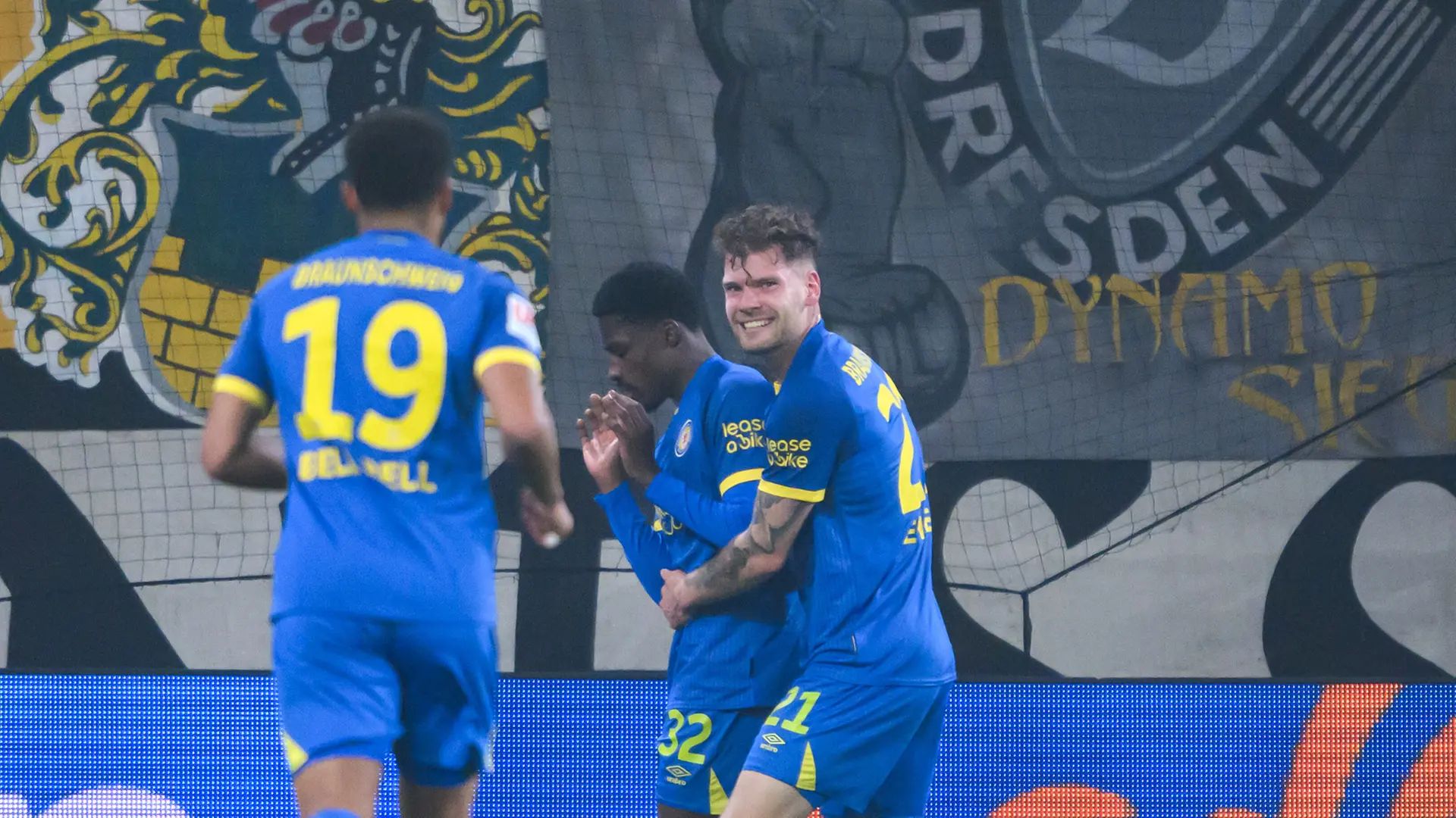 Conteh führt Eintracht Braunschweig zu Sieg bei Dynamo Dresden | ndr.de