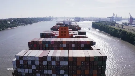 Ein riesiges Containerschiff.