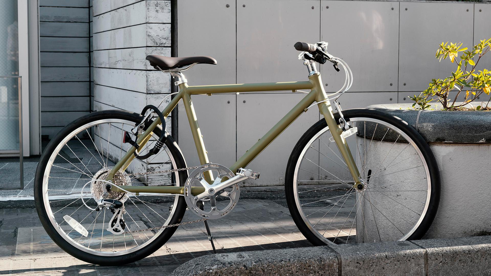 Ein Fahrrad mit Schloss steht vor einem Haus. | Colourbox, Olena Latkun