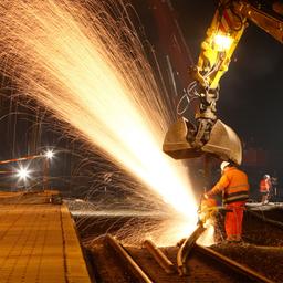 Gleisbauarbeiter wechseln in der Nacht eine Weiche aus .