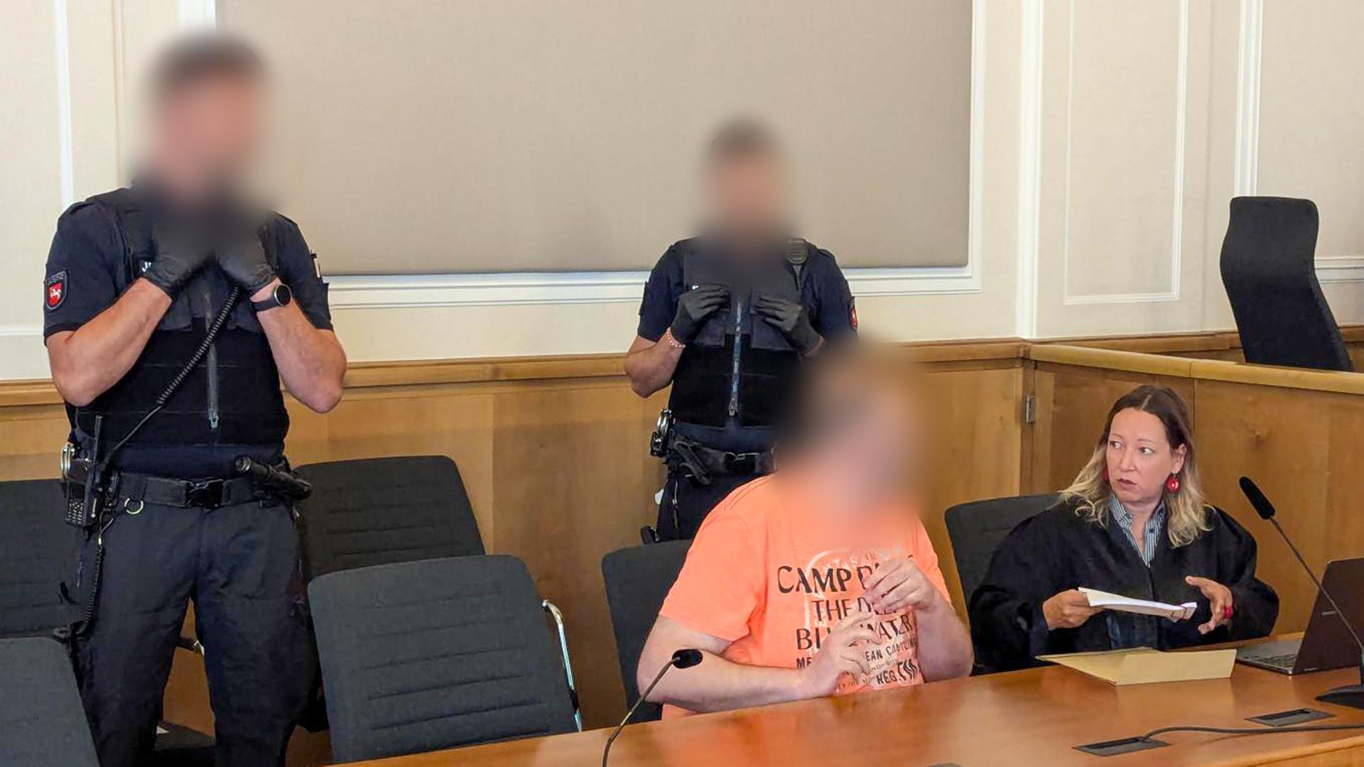 Ein Angeklagter mit seiner Anwältin bei einem Mordprozess | NDR, Ann-Kathrin Hegger
