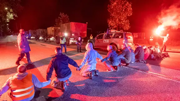 Reservisten simulieren eine Demonstration beim Manöver "Red Storm Bravo" bin Hamburg.