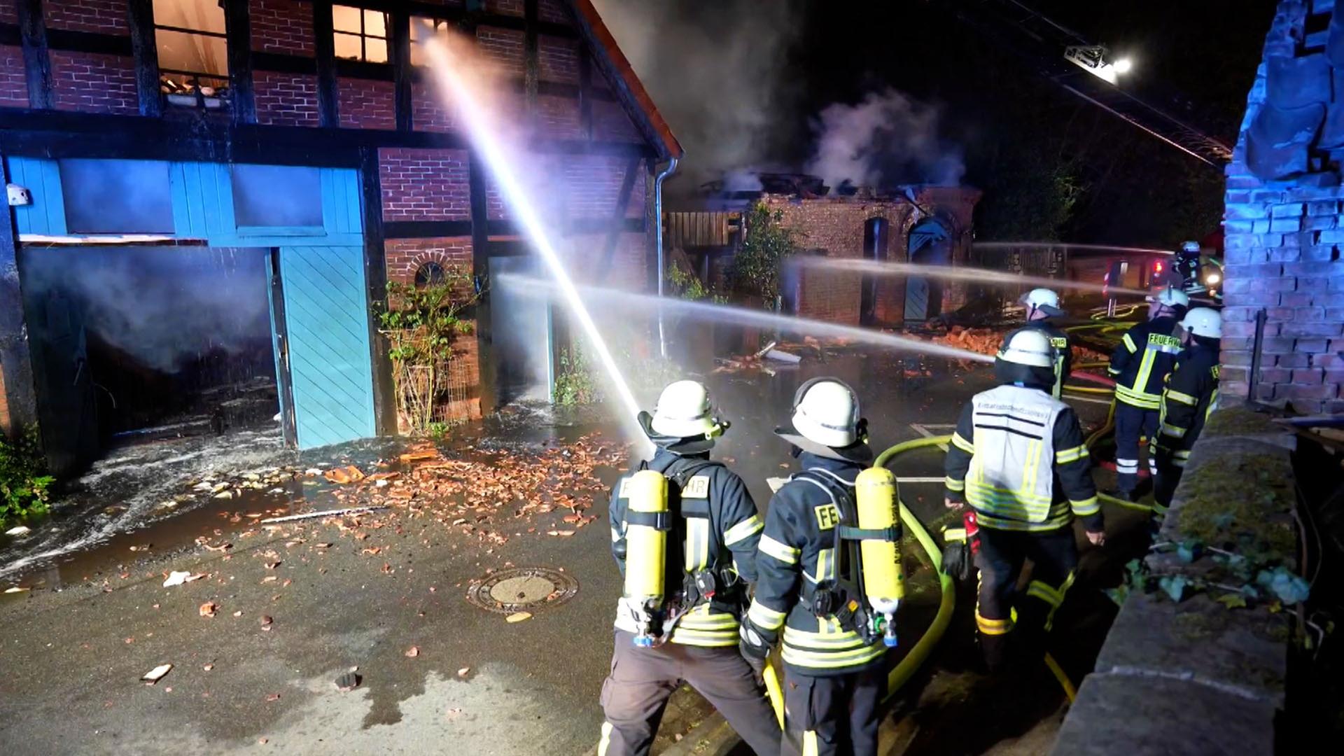 Die Feuerwehr löscht ein brennendes Fachwerkhaus. | Nord-West-Media TV