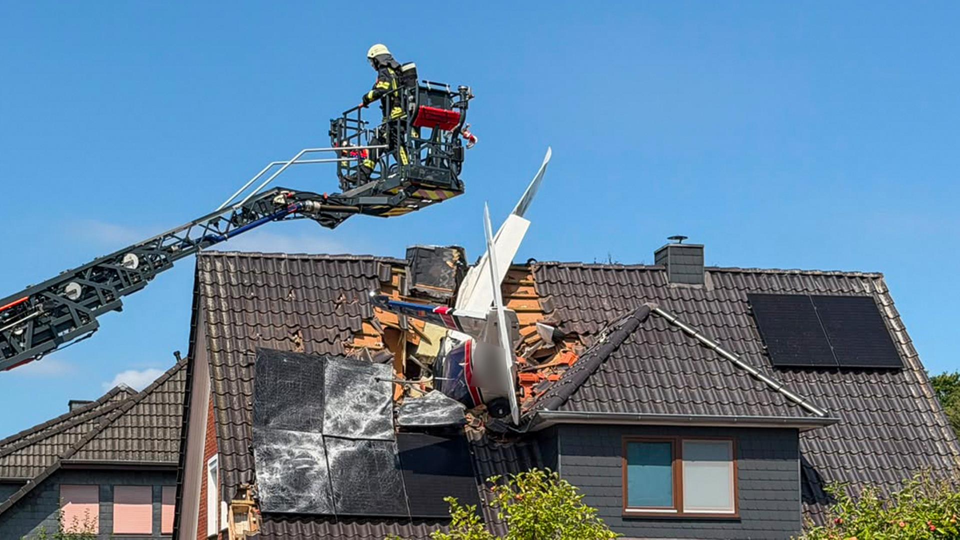 Ein Kleinflugzeug ist in das Dach eines Wohnhauses in Ganderkesee eingeschlagen | NonstopNews