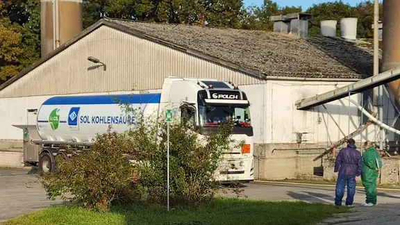 Zwei Personen stehen auf dem Gelände eines von der Vogelgrippe betroffenen Unternehmens in Rothemühl. | Zarah Louise Roth Zwei Personen stehen auf dem Gelände eines von der Vogelgrippe betroffenen Unternehmens in Rothemühl.