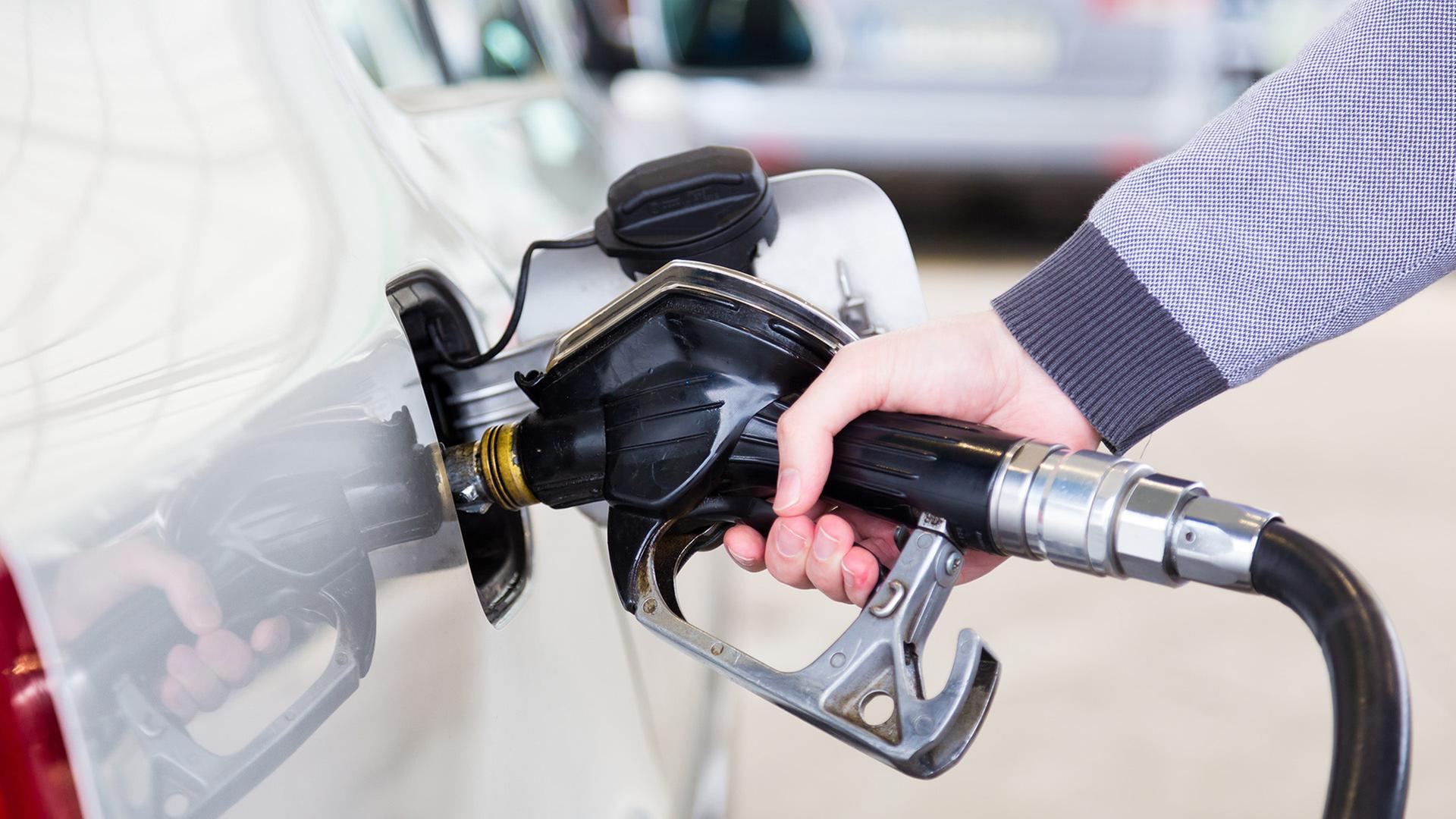Benzin wird mit einer Zapfpistole in ein Auto gepumpt. | Fotolia, Matej Kastelic