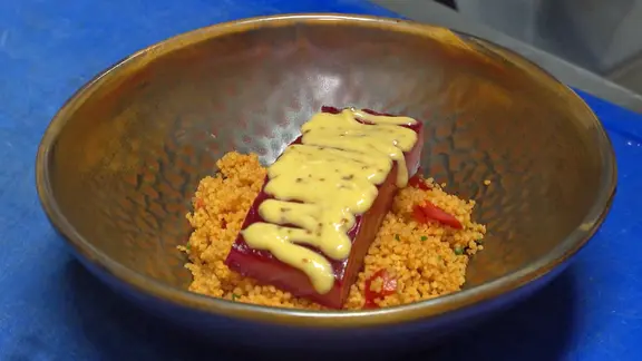 Gebeizter Lachs mit Couscous und Sesam-Mayo in einer Schale serviert