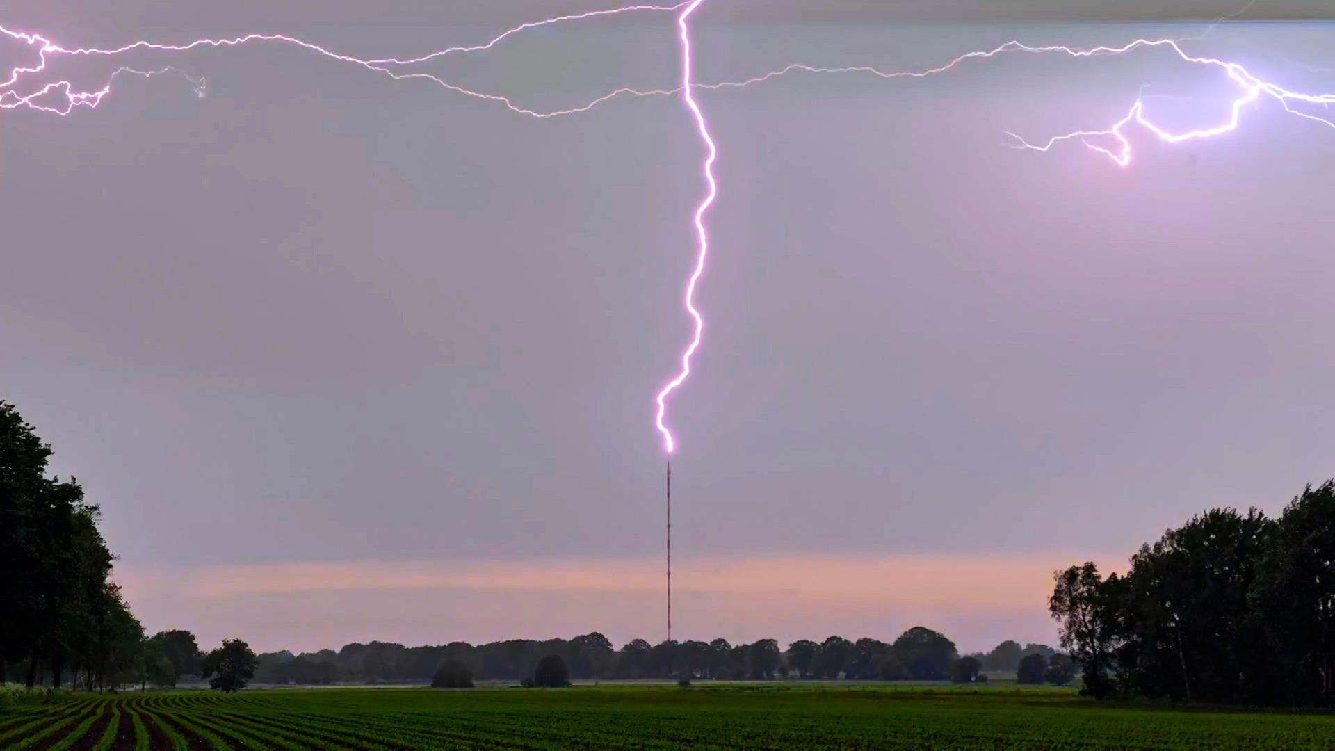 Blitzeinschlag in Ganderkesee. Ein Unwetter mit Starkregen zieht über Niedersachsen. | Nord-West-Media TV