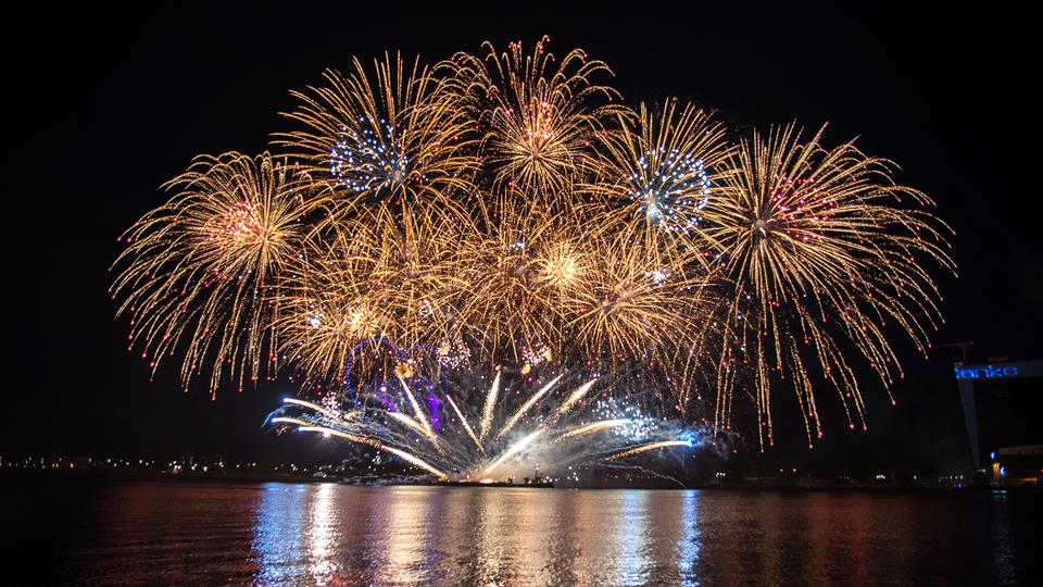 Am letzten Abend der Kieler Woche kann am Himmel über der Förde das große Abschlussfeuerwerk bewundert werden. | Landeshauptstadt Kiel, Julia Meyer Ein Feuerwerk über der Kieler Förde