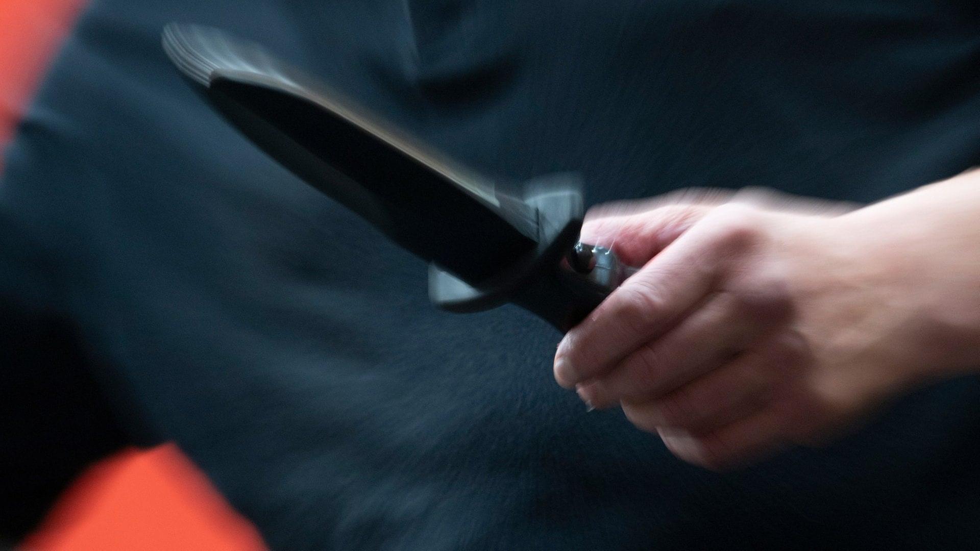 Ein Mann hält ein Messer in der Hand. (Themenbild) | picture alliance/dpa, Marijan Murat