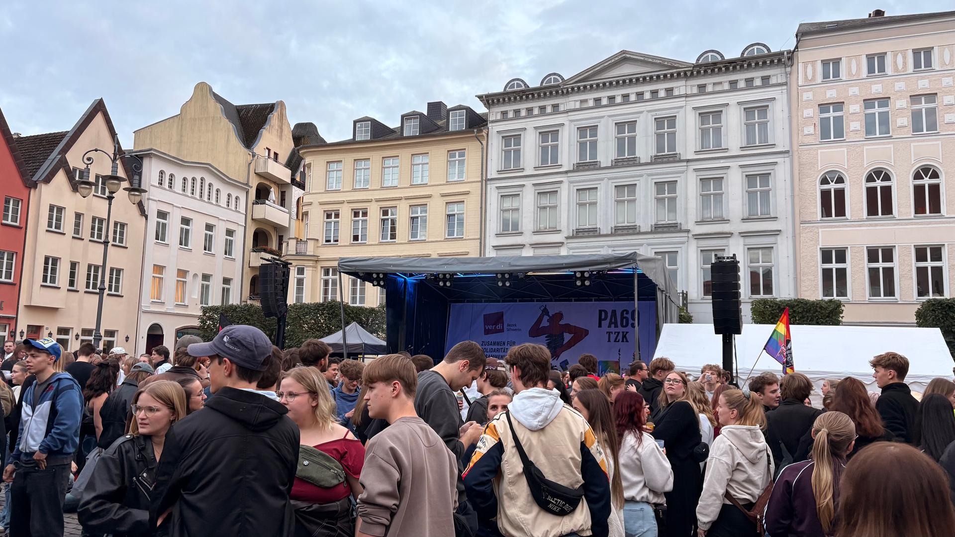1.500 Menschen bei Konzert auf Schweriner Marktplatz