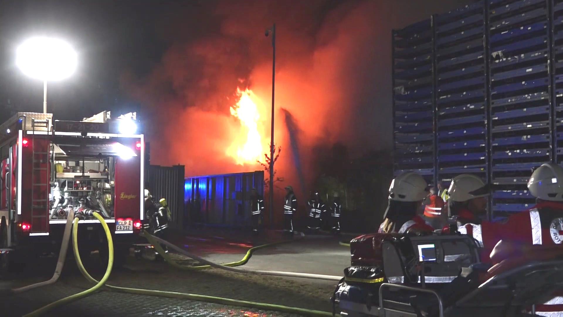 Feuerwehrleute bekämpfen ein Feuer auf einem Schrottplatz in Friesoythe | NSN NonstopNews