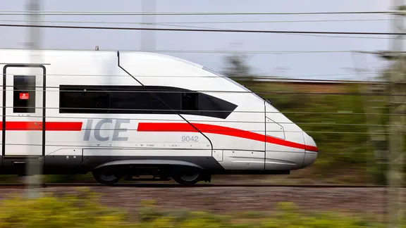 Ein Eis von Deutsche Bahn fährt auf einer Strecke.