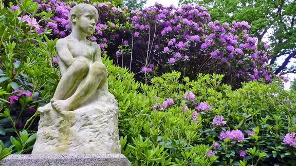 Skulptur eines Kindes auf dem Ohlsdorfer Friedhof in Hamburg | NDR, Irene Altenmüller Skulptur eines Kindes auf dem Ohlsdorfer Friedhof in Hamburg