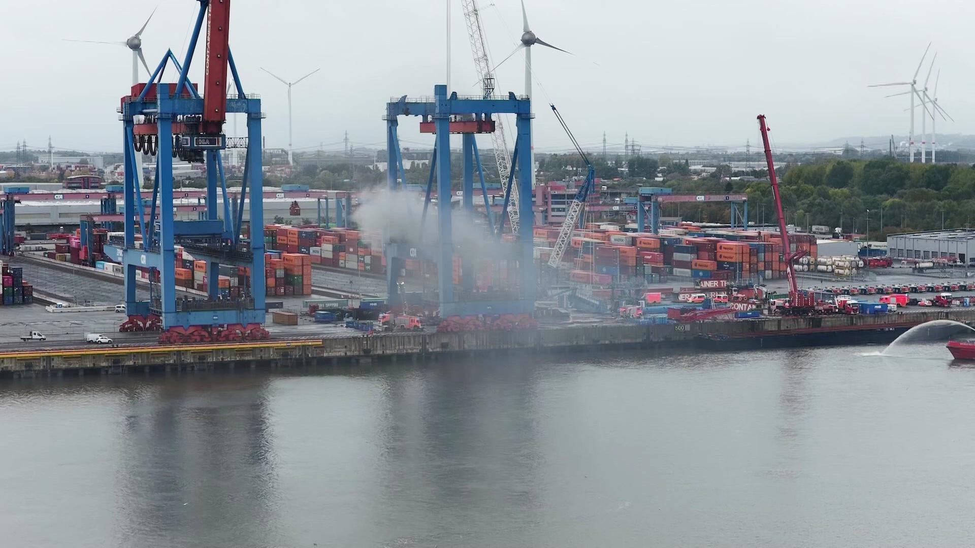 Brand auf Containerbrücke im Hamburger Hafen