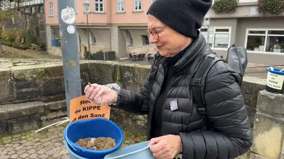 Wie zwei Seniorinnen die Straßen von Kippen befreien