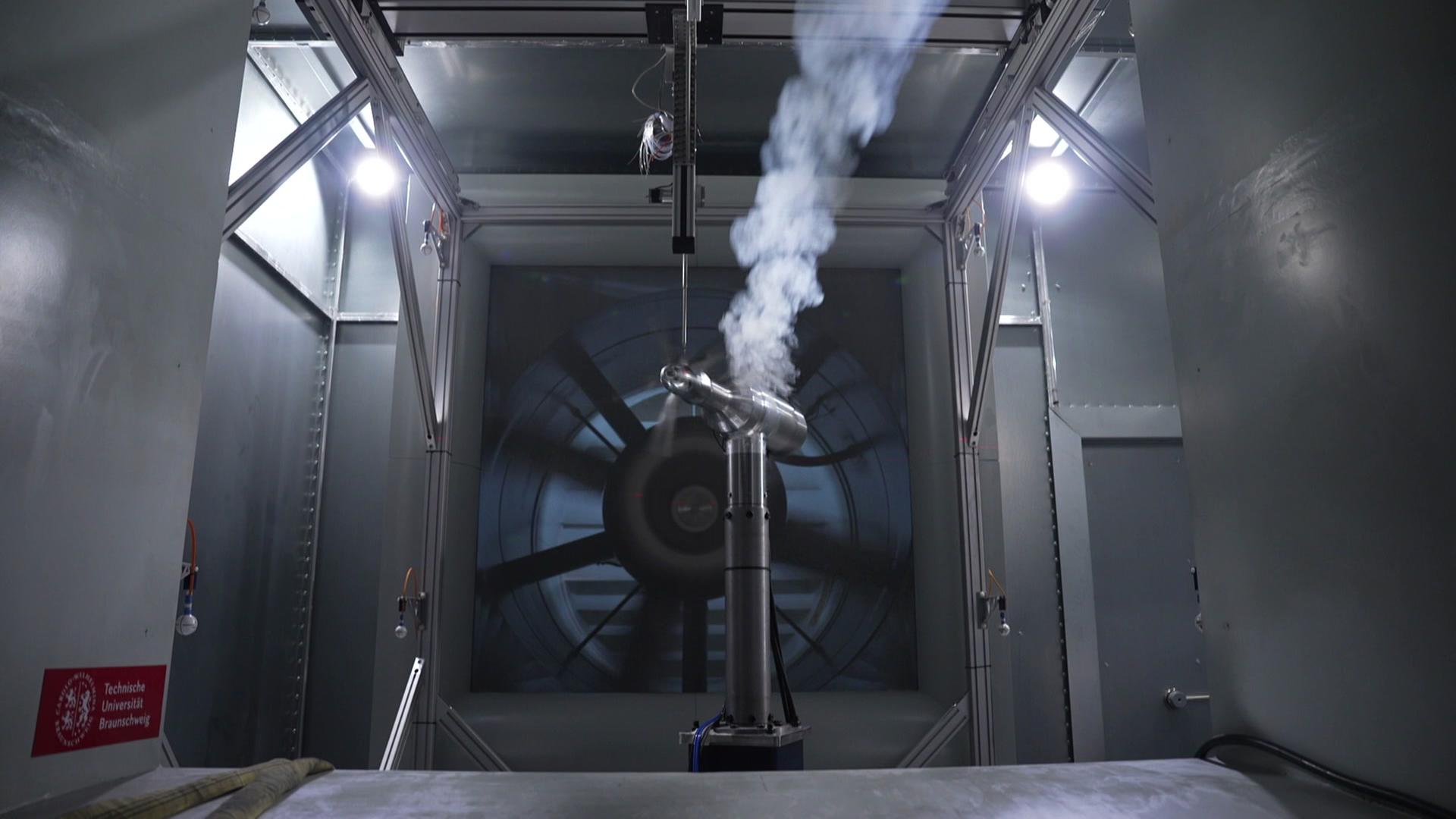 Eine Drohne im Windkanal. | NDR