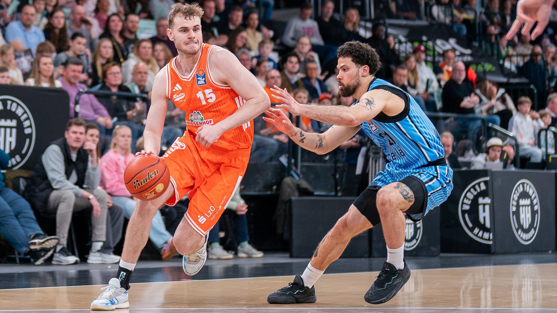 Linus Trettin (RASTA Vechta, 15) im Dribbling gegen Devon Daniels (Hamburg Towers, 21),  | IMAGO/Eibner