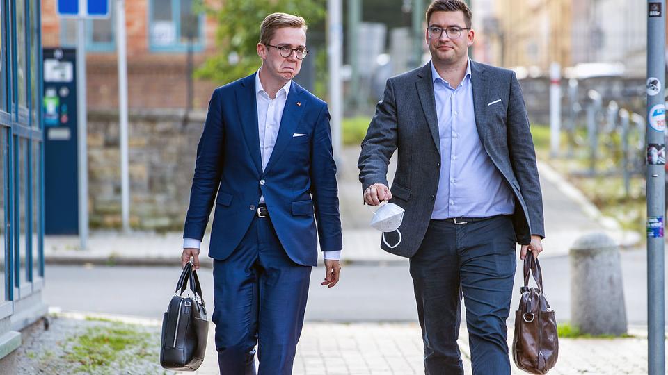Franz-Robert Liskow (r.) ist neuer Kreisvorsitzender der CDU in Vorpommern-Greifswald. Er folgt auf Philipp Amthor. | dpa-Bildfunk, Jens Büttner Philipp Amthor (l.), CDU-Bundestagsabgeordneter, und der CDU-Landtagsabgeordnete Franz-Robert Liskow kommen zur Sitzung des CDU-Landesvorstands.