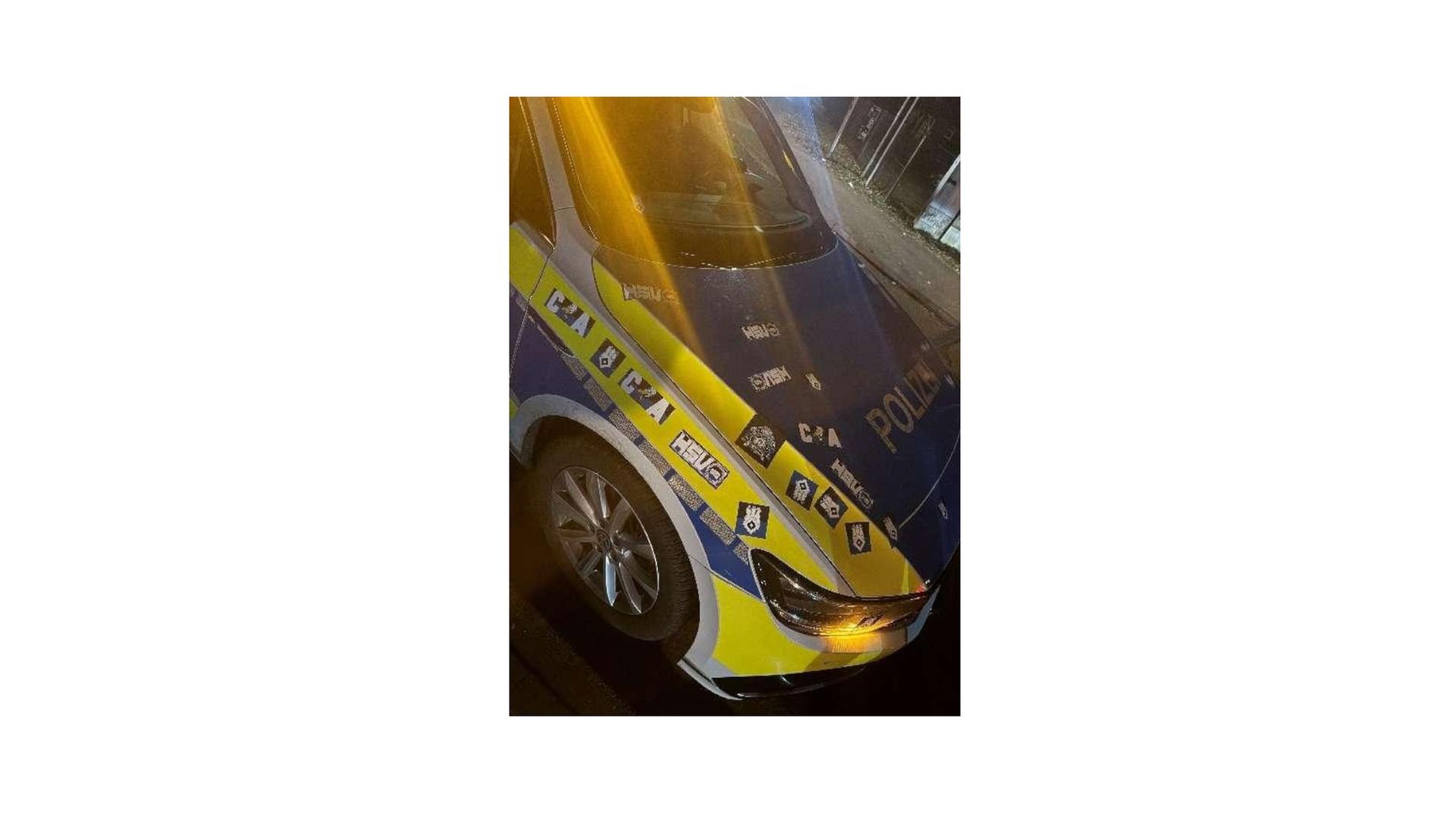Auf einem Polizeiauto kleben HSV-Sticker. | Polizei Stade
