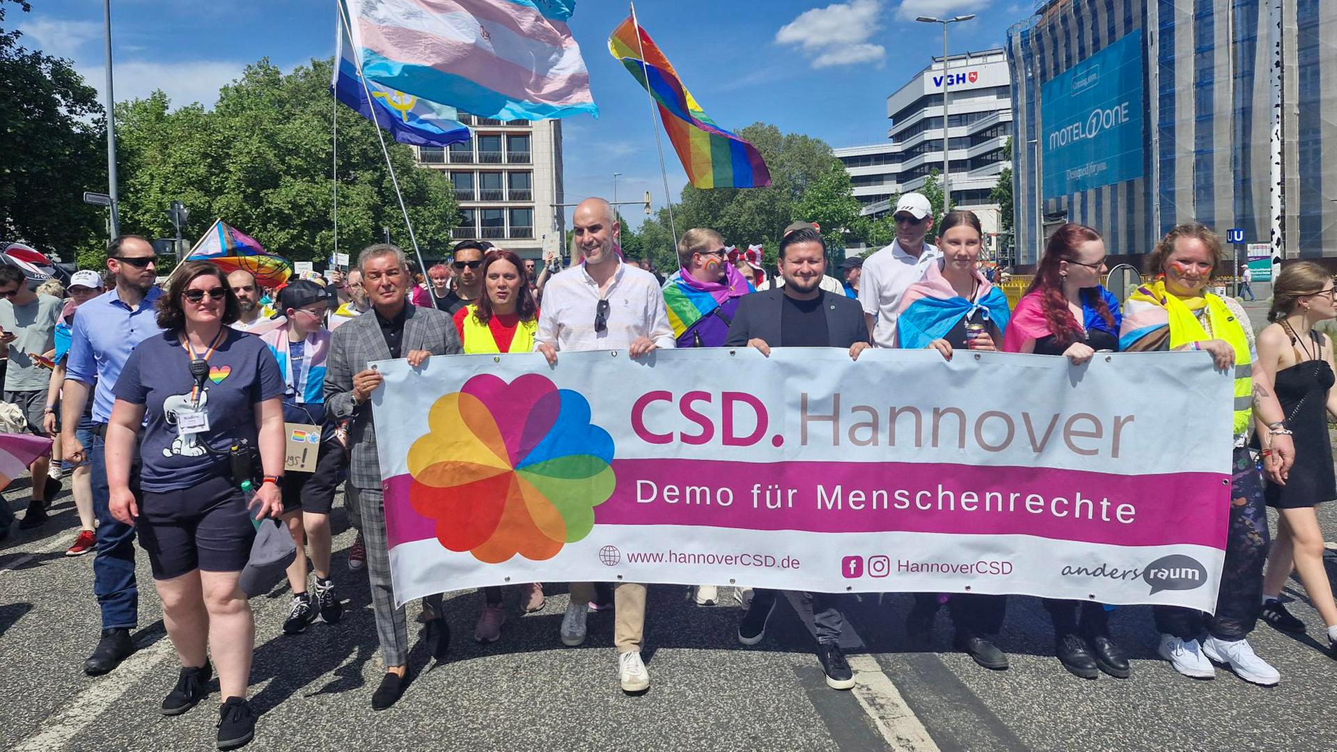 CSD-Demozug in Hannover mit Oberbürgermeister Belit Onay (Grüne). | NDR, Julia Willkomm