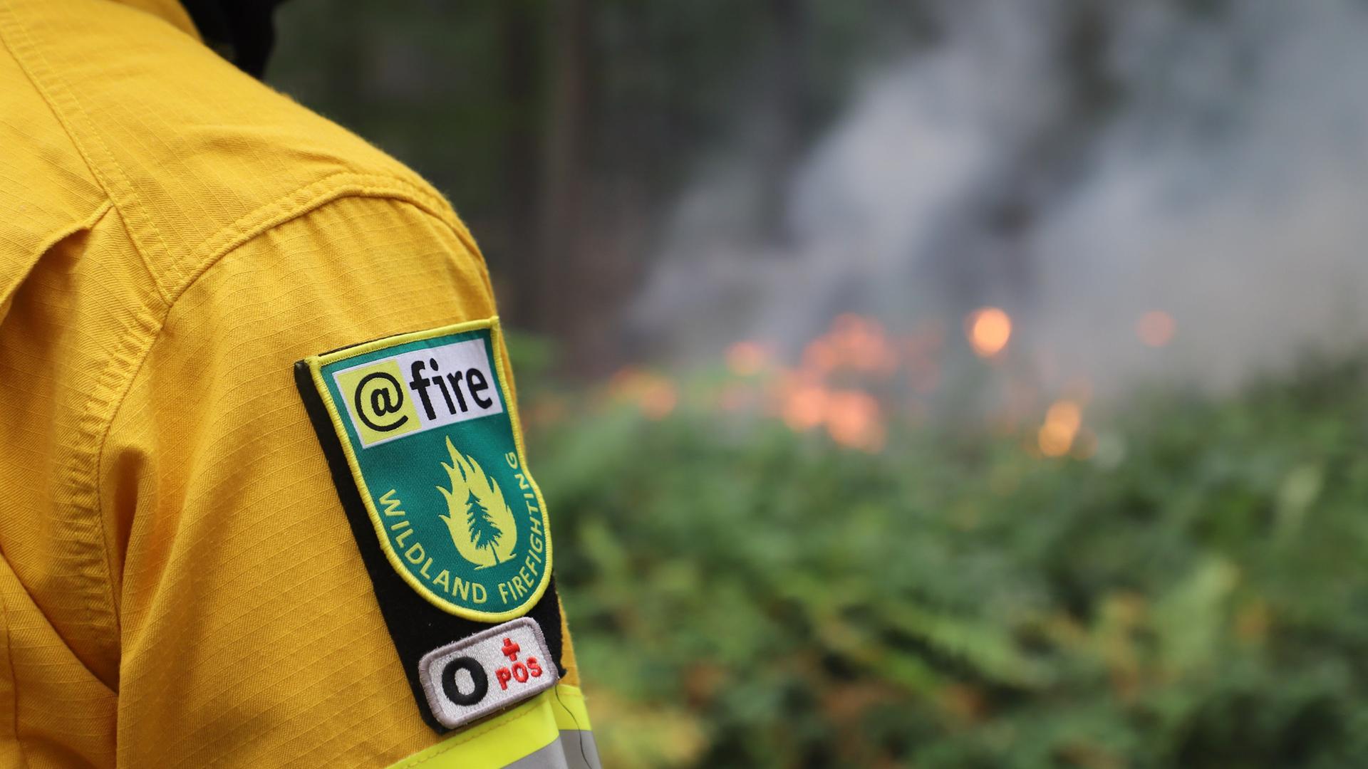 Das Logo von @fire ist an einer Einsatzjacke zu sehen. | picture alliance/dpa, Sascha Thelen