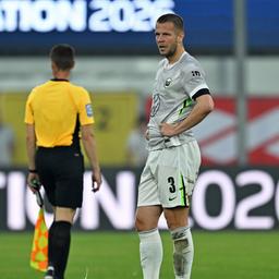 Spielszene der Partie Paderborn gegen Wolfsburg: Denis Vavro