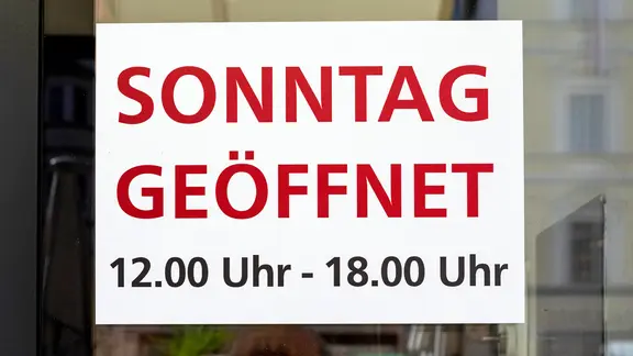 Ein Schild, auf dem "Sonntag geöffnet" steht.