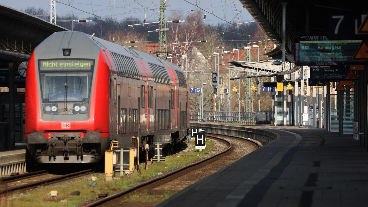 Ein Regionalzug steht im Bahnhof.