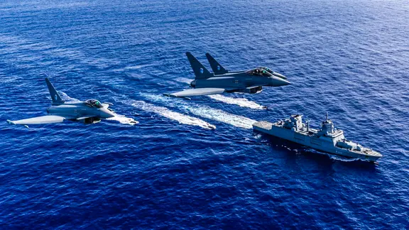 Drei Eurofighter überfliegen eine Fregatte.