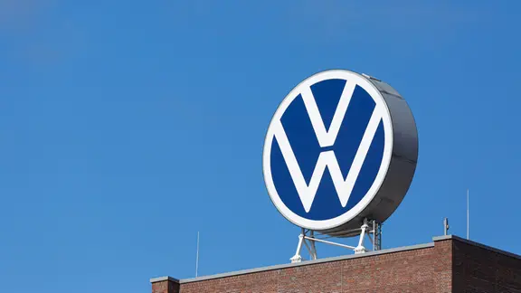 Das VW-Logo auf dem Dach des Markenhochhauses Volkswagen in Wolfsburg.