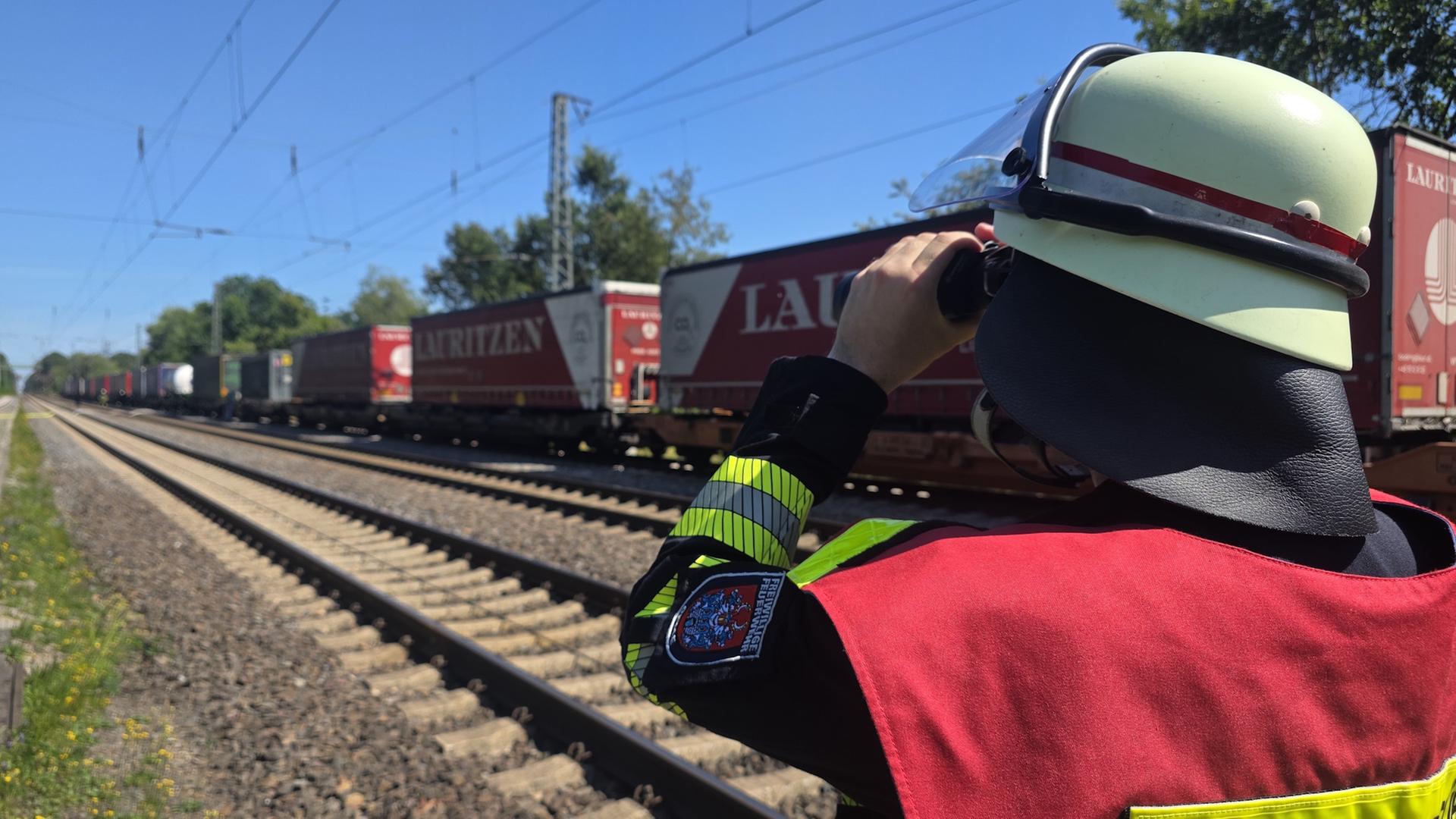Feuerwehrmann bei Gefahrstoffeinsatz an Güterzug am Bahnhof Garßen | Freiwillige Feuerwehr Celle